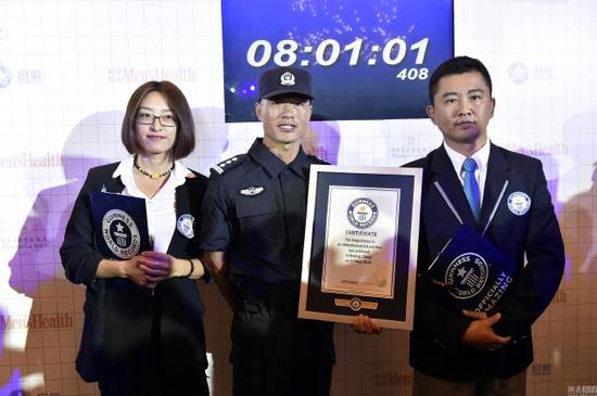 来自北京市公安局特警总队的毛卫东以8小时01分01秒的成绩打破之前由自己创造的4小时26分的平板支撑吉尼斯世界纪录。