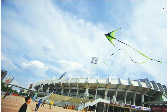 昨天，市民在省体育中心外广场放风筝。当日，济南迎来“优质天”，天蓝如洗，市民大呼过瘾。