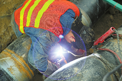 施工人員加緊作業。
