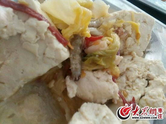 新聞報道的當天中午,滕州實驗高中再次曝出菜里有蟲子(當事人提供)