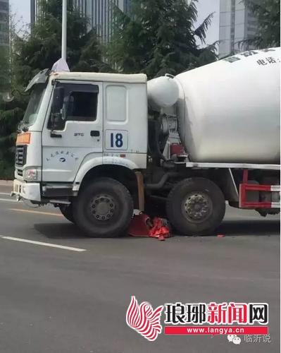 電動(dòng)車(chē)被卷入兩個(gè)車(chē)輪之間。
