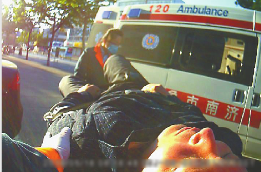 被打司机被运上救护车 视频截图□