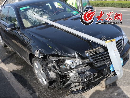 去年3月21日,一輛涉酒奔馳撞毀護欄后被橫桿插入擋風玻璃