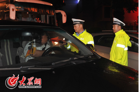 濟南交警正在夜查酒駕(資料照片)