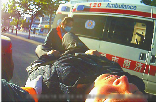 被打司機被運上救護車 視頻截圖