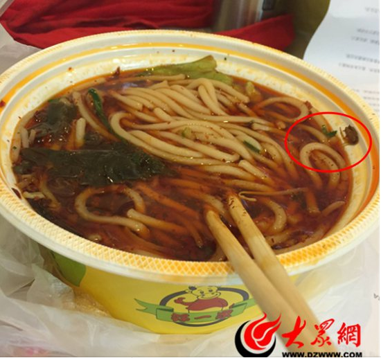 济南一网友在微博中发布的带蟑螂的牛肉粉