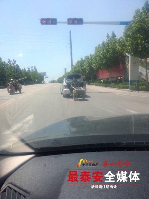 大叔所坐的轎車一直在形勢中。