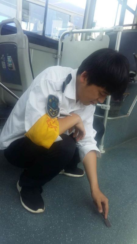 車隊工作人員在清理車廂內(nèi)的口香糖殘渣