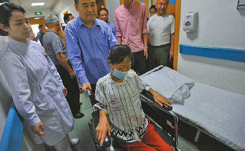 20日10时，捐肝救妻的交警董相勇和妻子赵殿梅康复出院。记者郭尧摄