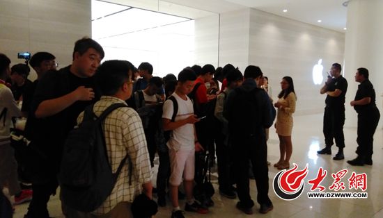 為了能夠第一時間進(jìn)入蘋果店,60多位果粉徹夜排隊等候.