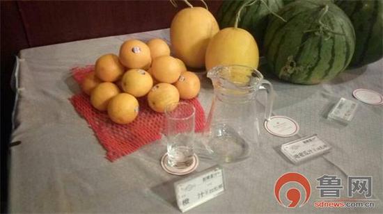 酒店擺著橙子的水果臺