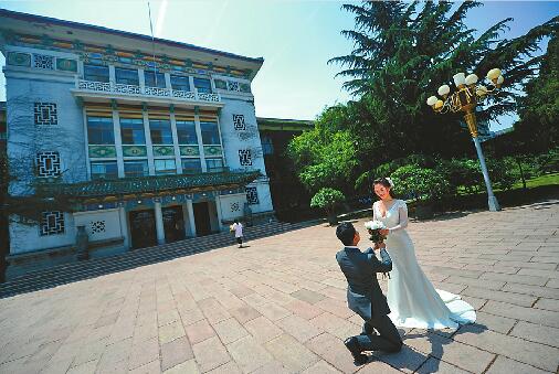 20日，山师音乐学院研三的小郑和同学兼女友小王在校园拍摄婚纱照。记者王锋摄