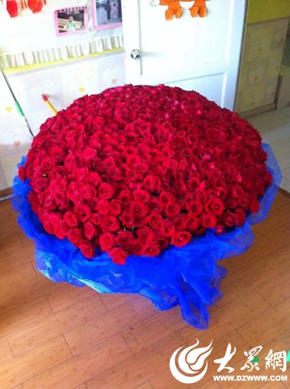 1001支玫瑰花被放在大厅