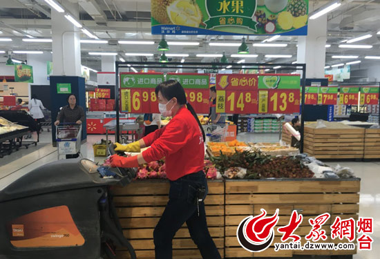 海港路店員工照常打掃衛(wèi)生
