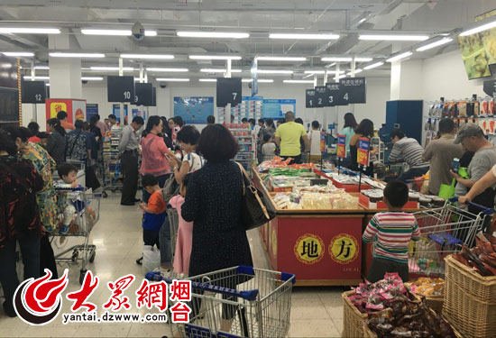 顧客在海港路店選購商品