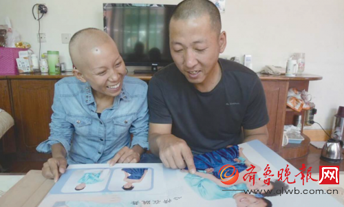 夫妻倆翻看結婚照。本報記者宋祖峰攝