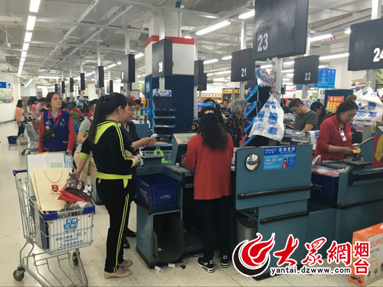 海港路店顧客排隊結賬