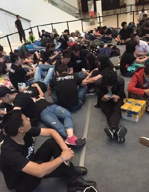 還有不少地方的果粉直接組團前來。