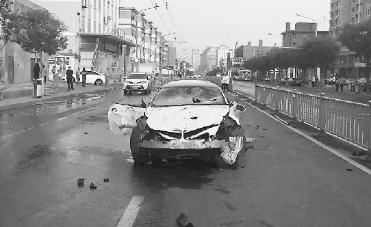 寶馬撞護(hù)欄后面目全非 警方供圖