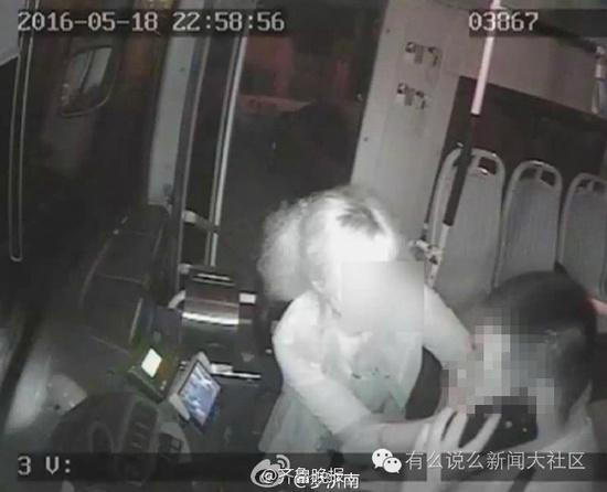 惊呆了！济南79路公交车惊现醉酒奇葩女，缠着司机师傅要过夜