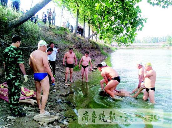 21日下午，6名少年到菏泽市济广高速曹县服务区附近一废弃的鱼塘里游泳，有4人不幸溺亡，图为救援队打捞尸体。