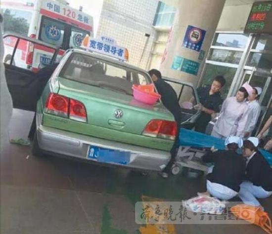 出租車一停下,醫務人員立即上前施救。(網友提供)