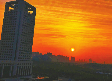 昨日清晨,火紅的太陽從東方冉冉升起,呈現(xiàn)醉人的霞光美景。 (本報(bào)記者 呂傳泉 攝)