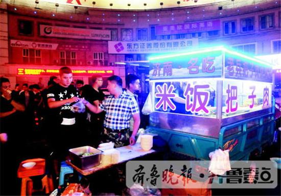 23日晚9点,老兵的摊前吃饭的人排起长队。齐鲁晚报·齐鲁壹点 记者张中摄