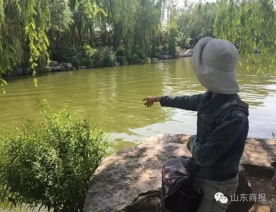 單東衛女士正向記者指當時那名青年的落水地點 記者 于騰騰 林彥銀 攝