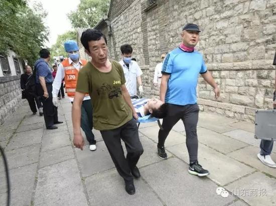 熱心市民正幫著醫護人員把落水青年抬往救護車 市民 單東衛 攝