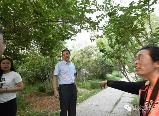 康心樂正準備離開現場 市民 單東衛 攝