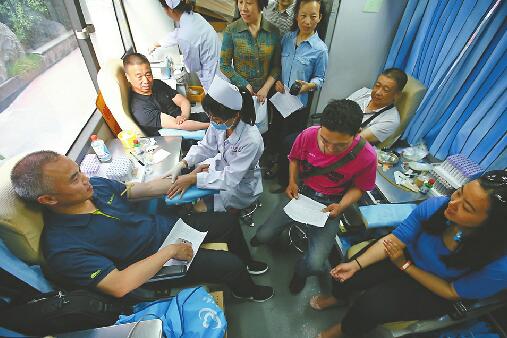 25日，市民陆续来到济南血站为大出血孕妇献血。 记者郭尧 摄