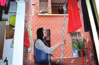 馬泮輝在廣東的出租屋內晾衣服。