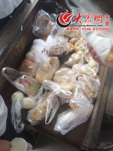 網(wǎng)曝東營一中學(xué)沒收學(xué)生外帶早餐 扔垃圾車上