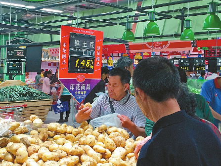 大润发省博店低价土豆吸引不少市民 记者刘彪 摄