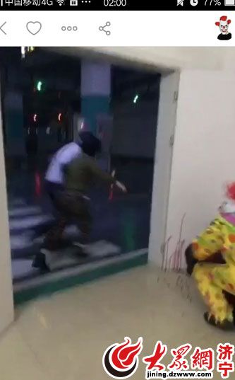 男子扮“小丑”在万达停车场的角落里假装“捅”人,路过的市民尖叫着被吓跑