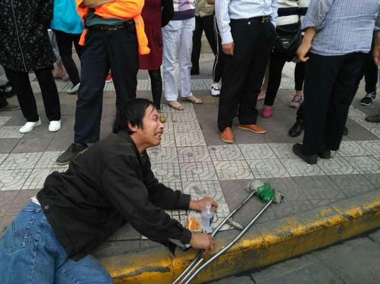 當事人躺在街頭
