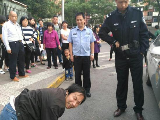 當事人躺在街頭