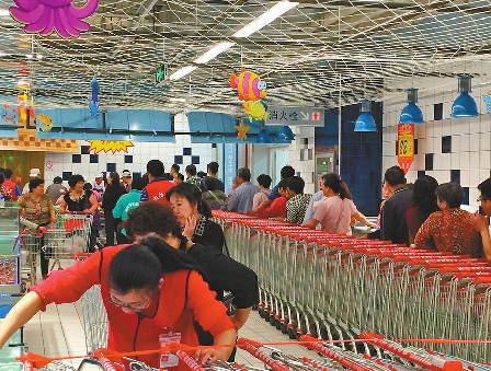 在大润发省博店,由于生鲜价格较低,人们在摊位前排起长队。 本版照片均由记者刘彪 摄