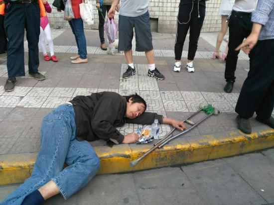 當事人躺在街頭