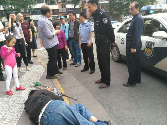 當事人躺在街頭