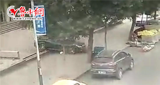 黑色轎車突然前沖，將環衛工人撞倒。