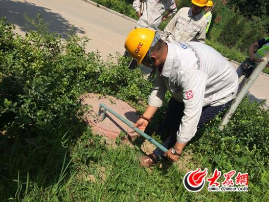 青州中聯(lián)水泥人員花了2分鐘才取來的工具,居然打不開消防栓井蓋。大眾網(wǎng)記者 李兆輝 攝
