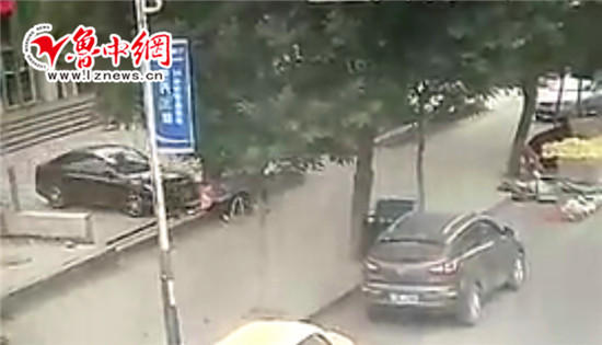 附近视频监控显示，画面左侧，一辆黑色轿车正在停车，而车前坐着两名环卫工人。