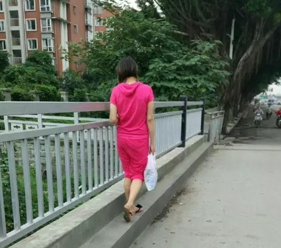 當事女子。