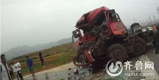 　　一輛滿載貨物的貨車側(cè)翻。轎車車主被碾壓，當(dāng)場身亡。（視頻截圖）