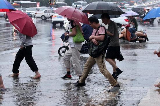 5月31日下午,濟(jì)南部分地區(qū)突降急雨降雨伴隨著降溫,市民再次澆了一個“透心涼”。