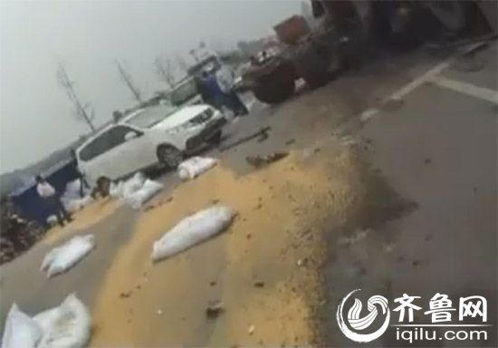 　　一輛滿載貨物的貨車側(cè)翻。轎車車主被碾壓，當(dāng)場身亡。（視頻截圖）