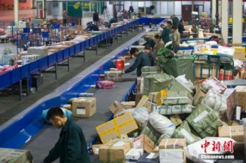 資料圖:“雙十一”全民網購狂歡節過后,物流快遞迎來高峰。張云 攝