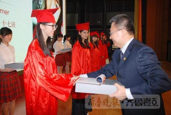 苏旭勇校长颁发毕业证书和礼物